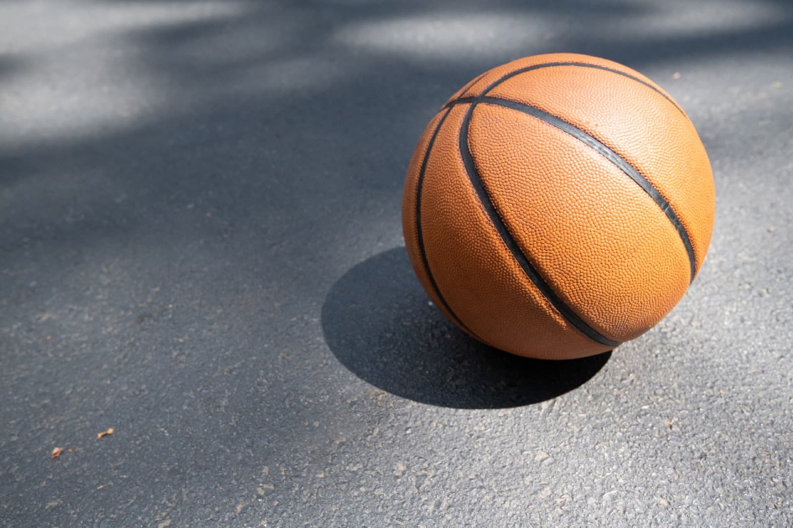 Partido de baloncesto en pista cubierta