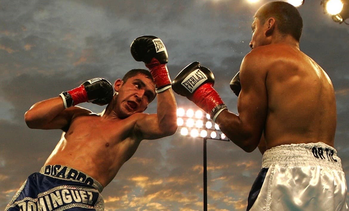 Guantes de boxeo sobre el cuadrilátero