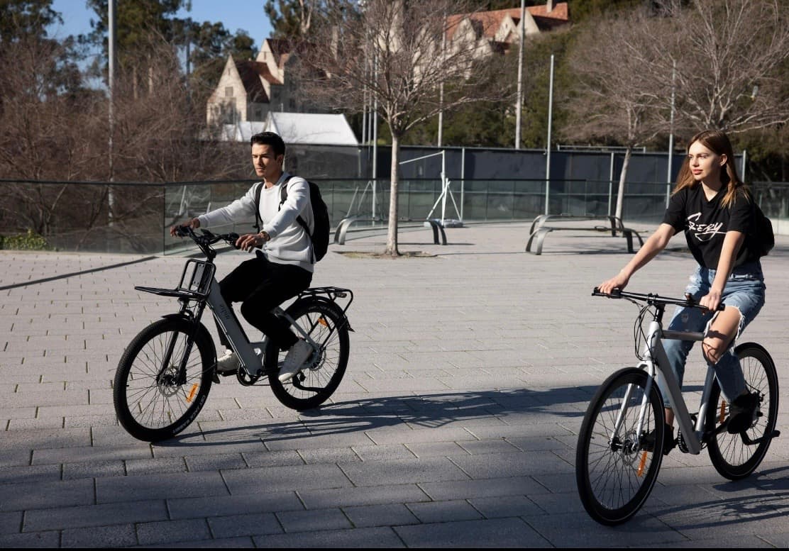 Patinete eléctrico aparcado en una calle