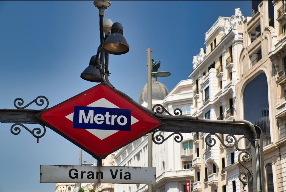 Calle de Madrid con transporte público