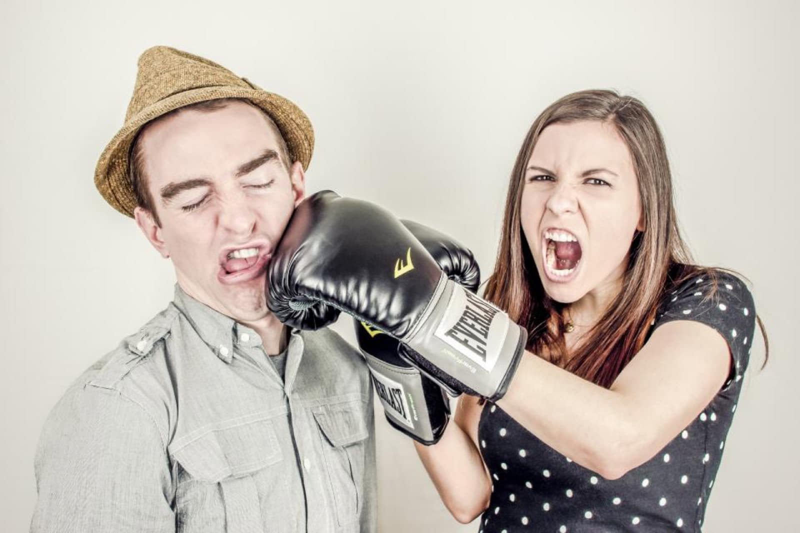 Guantes de boxeo sobre el cuadrilátero