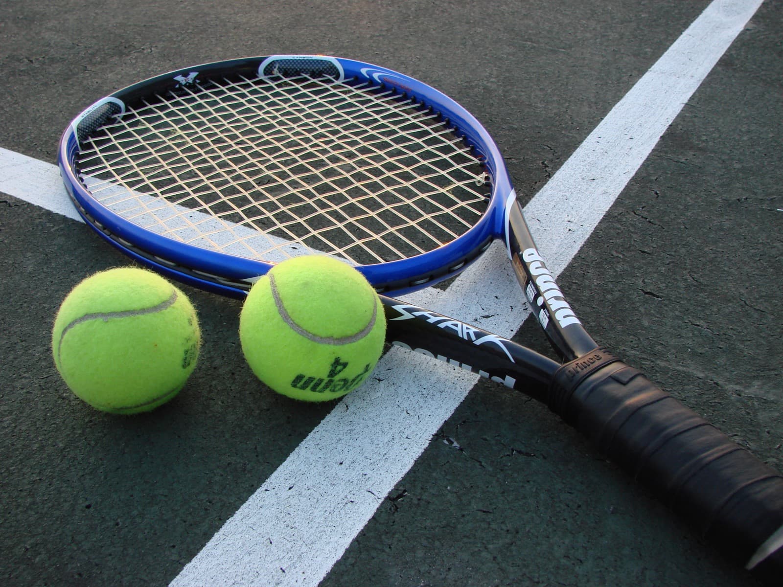 Jugador de tenis golpeando la bola